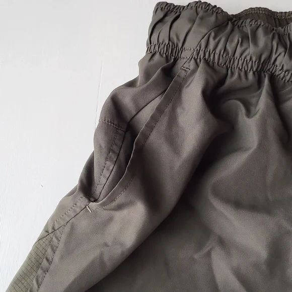 Athletic Works Women’s Green Athletic Shorts with 2 side pockets Size L (12-14) - Picture 2 of 8